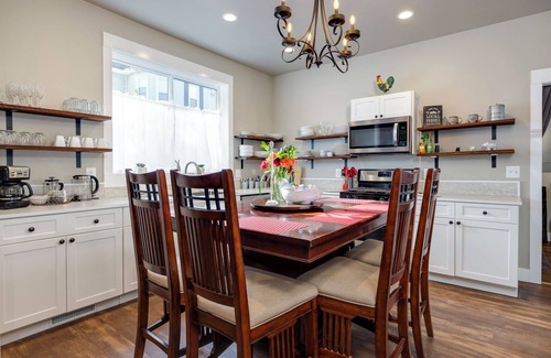 Luray House | The Sterling- walk to everything Luray has to offer! Chef available