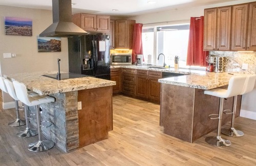 Black Mountain House | The Stone Sanctuary @ McCullough Hills Trailhead: 1/2 ACRE, Pool, Grill, Pool Table, 7 TV's, Luxury