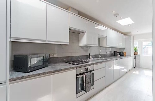 Leyton Apartment | The Stylish Shamrock City Escape | Garden | 10 minutes from Westfield Stratford
