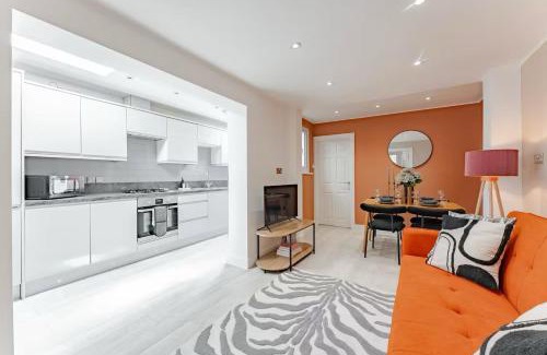 Leyton Apartment | The Stylish Shamrock London Escape - Modern and Airy Apartment with Garden