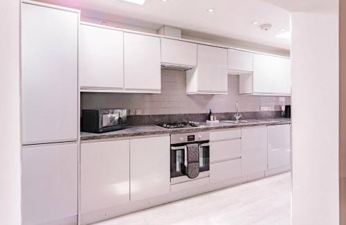 Leyton Apartment | The Stylish Shamrock London Escape - Modern and Airy Apartment with Garden