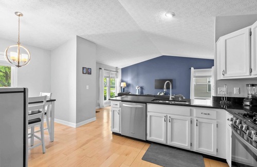 Columbus House | The Suburban Nest - For 6!