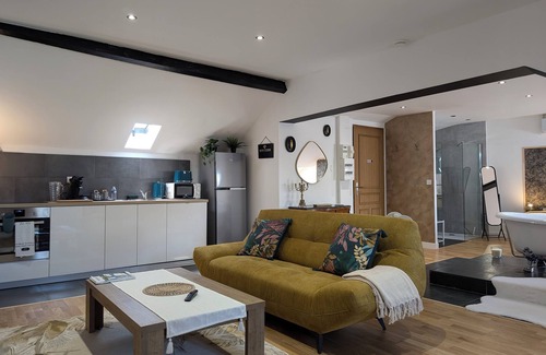 Montlucon Apartment | The Suite - Villa Valmy - Hypercentre - SNCF Train station