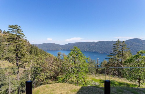 Malahat Apartment | The Summit Room suite – Breathtaking Fjord View at the Summit House.