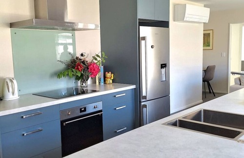 Wanaka House | The Sun Catcher located in North Lake