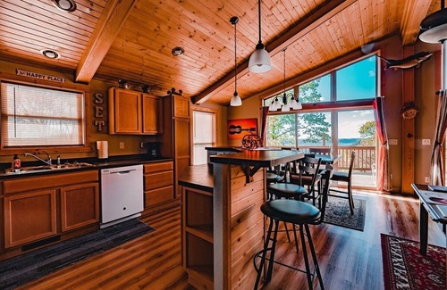 Ferryville Cabin | The Sun Set River View, Luxury, private, amazing views of River with Hot Tub