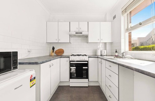 Mosman Apartment | The Sunlit Fern Minutes from Dining and Coastline