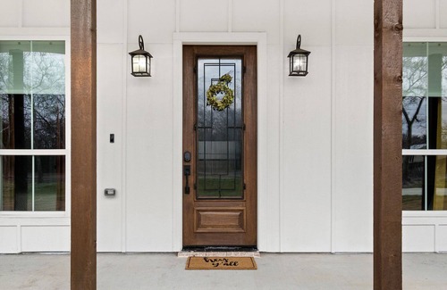 Elmo House | { The Sunrise Acre } 3 King Beds, Family Amenities