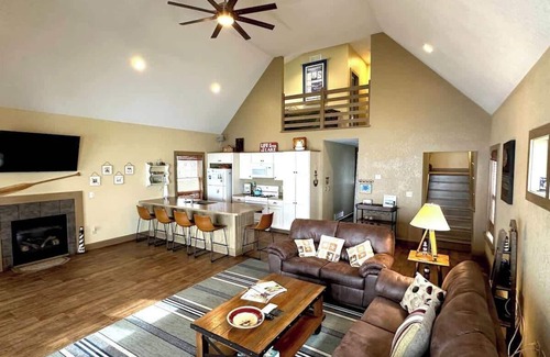 Geneva-on-the-Lake House | The Sunset Cottage - Lakefront with Private Beach
