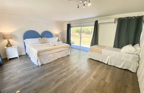 Rainbow Bay Hotel | The Sunset Cove and Rainbow Room
