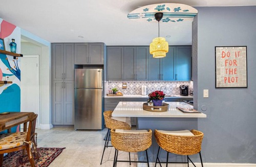 The Roads Apartment | The SurfSide Hideout - Charming/Cozy/Central