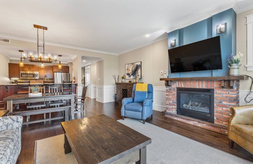The Blue Mountains Condo | The Sweet Spot - Outdoor Pool/Walk to Blue