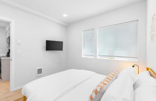 Whittier Heights Apartment | The Sweetest Suite - 91 Walkscore!