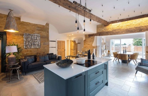 Kelmarsh House | The Talbot – Exclusive Home with Hot Tub