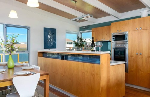 Hayborough House | "The Tall House at Chiton Rocks" - Walk to the beach - Family friendly - Wifi
