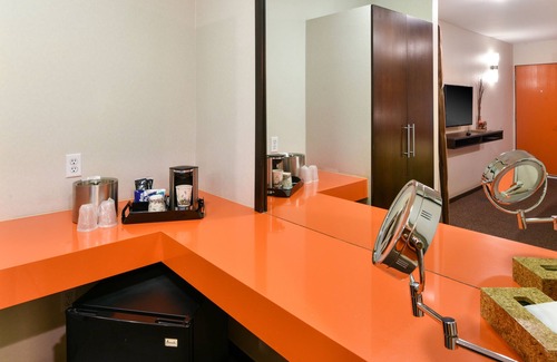 Burbank Hotel | The Tangerine - A Burbank Hotel