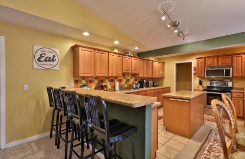 Killington House | The Tanglewood Lodge- Amazing Ski Home for Groups, Hot Tub, Close to Killington Resort! home