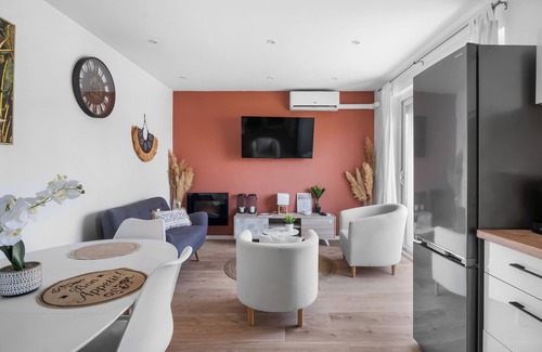 Toulon Apartment | The Terra-Cota at 10" Station-port-beach 3 quiet private bedrooms with WIFI