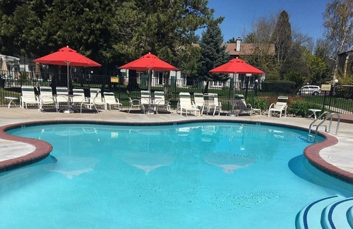 Sparks Resort | The Thunderbird Resort is a great place to relax a few minutes from Reno.