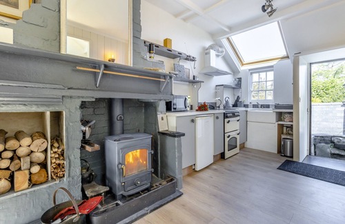 Llwyngwril House | The Tin House - One Bedroom House, Sleeps 2