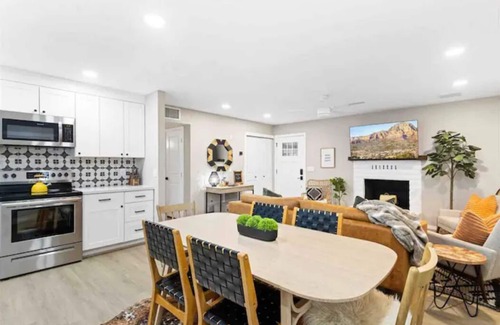Cottonwood House | The Tipsy Moon-New Hot Tub-Beautiful Mid-Century Modern Home-20min to Sedona