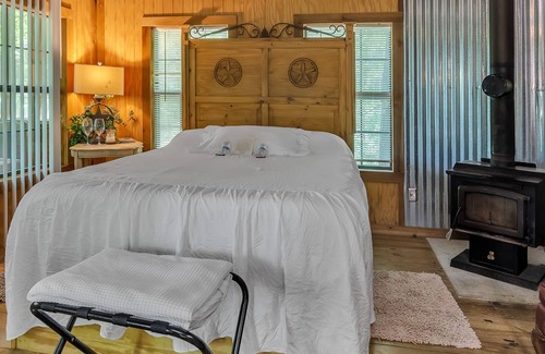 Tyler Cabin | The Tree House 1 Bedroom Cabin by Redawning