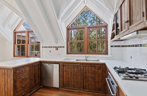 Cooranbong House | The Tree House, a 5-bedroom house with AC and WiFi in enchanting Cooranbong
