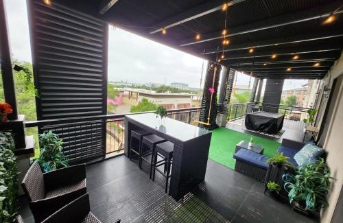 North Burnet Apartment | The Treehouse Spacious & Fun 2BR Retreat in the Heart of the Domain