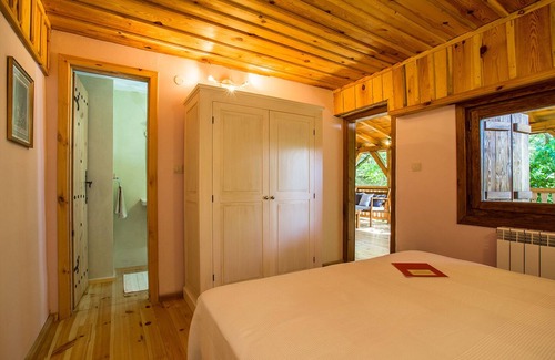 Dubnitsa Bed & Breakfast | The Tulip room, a small room in a large space!