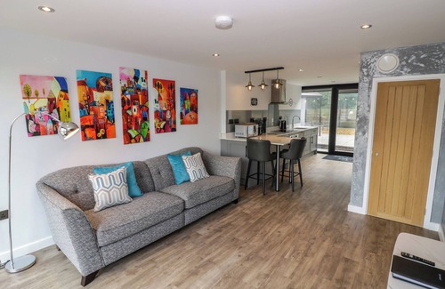 Middleton Cheney Cottage | THE TUNNEL AT BRIDGE LAKE FARM AND FISHERY, romantic in Chacombe