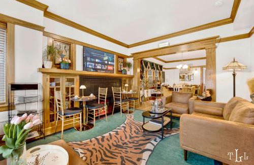 Bucktown Apartment | The Twin Lions: Bespoke Travel Lodge w/Speakeasy*