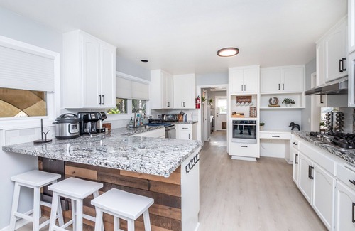 Midway House | The Ultimate Family Getaway- Game Room/Pool/Hot Tub/Human Chess!