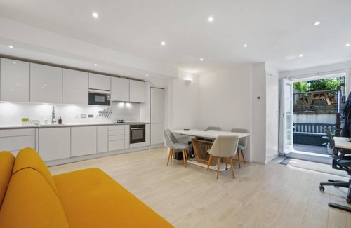 Forest Gate Apartment | The Urban Oasis - Stunning 2BDR home with Private Patio