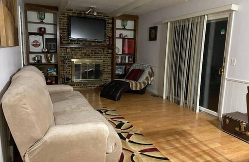 Dimondale House | The V Residence...Can Sleep Up to 7 Guests