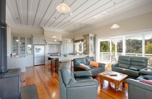 Bluff Hill House | The Verandah - Napier Holiday Home