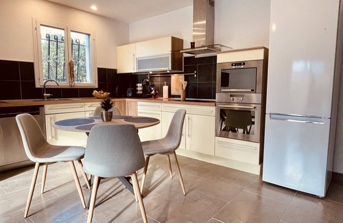 Saintes-Maries-de-la-Mer Apartment | The Villa Vaihéré in the Camargue, the Hibiscus