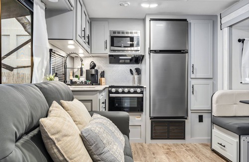 Martinez House | The Vibe -Modern Camper - Walk to Downtown