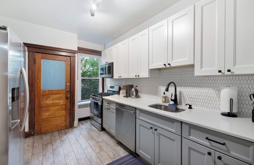 West Side Apartment | The Vic; Luxury 3bed , Easy Access to NY, Parking Avail