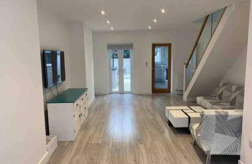Buckingham Villa | The Villas, Newly refurbished modern home - Free parking, Prime, Netflix