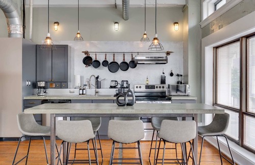 Civil Rights Historic District Apartment | The Vintage Gem | Covered Parking | Sleeps 8 | DT