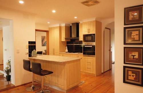 Noble Park North House | The Viridian - A Cosy Urban Retreat