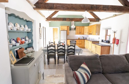 Dunmore Cottage | THE VISITING HOUSE, pet friendly, with pool in Dunmore, County Galway