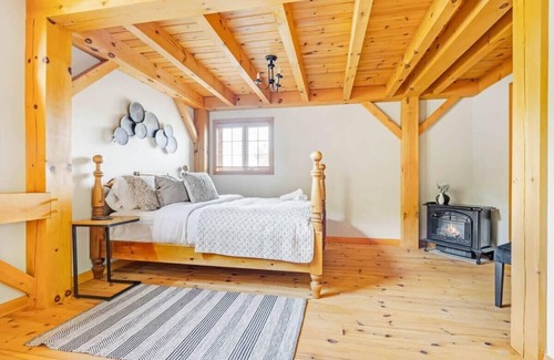 Val-des-Monts Ski Chalet | The Vista - Magnificent Waterfront & Hot Tub