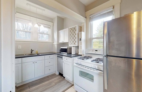 Hyde Park Apartment | The Vista View Villa 2 – Charming Retreat for 4!