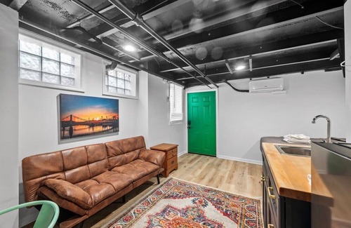 Shadyside Apartment | The Walnut Suites - The Emerald Suite