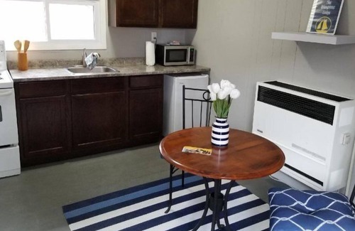 Bloomfield Cottage | The Waupoos-PEC Couple's getaway