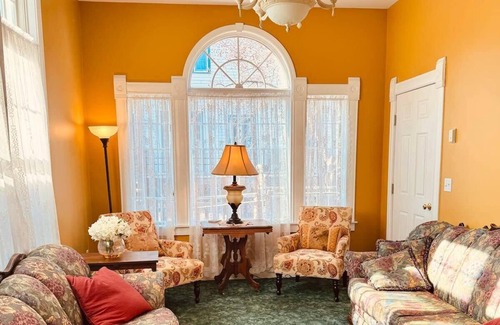 Peterson Hotel | The Wen Inn - 5 Suites Sleeps 14+ Host Events