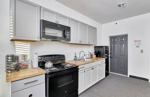 Central West End Hotel | The West End Hotel- 1 Bd Master Suite