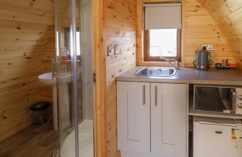 Burtonport Cottage | THE WHEELHOUSE POD NO. 4, romantic in Burtonport, County Donegal