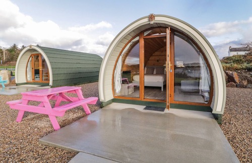 Burtonport Cottage | THE WHEELHOUSE POD NO. 5, romantic in Burtonport, County Donegal